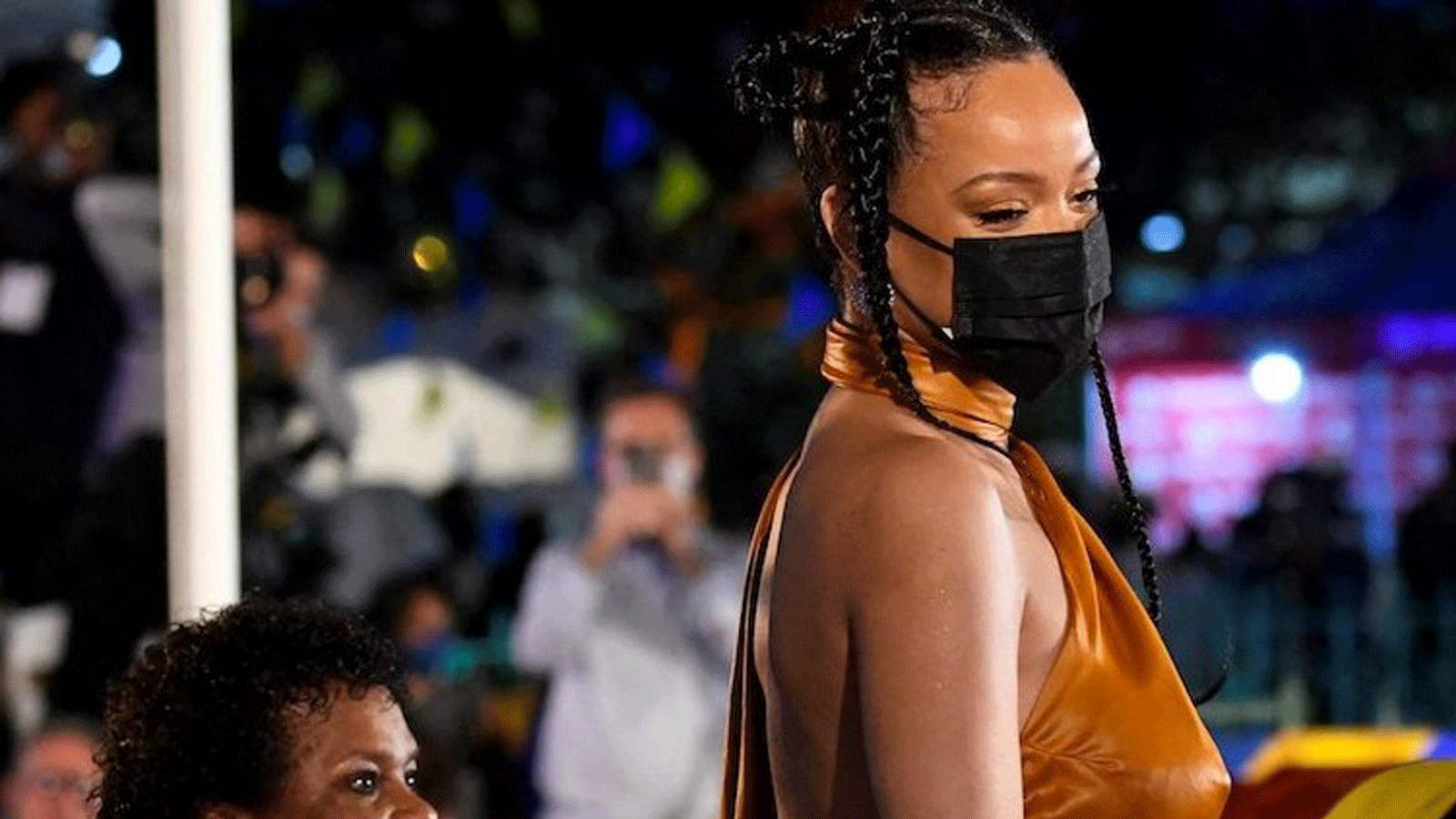 المغنية الشهيرة ريهانا بعد منحها لقب البطلة القومية 