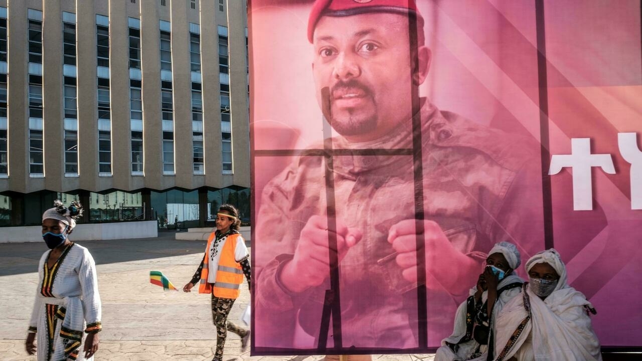رئيس الحكومة الاثيوبي أبيي أحمد على لافتة في زي عسكري لحثّ الشعب على الانضمام إلى القتال، في شارع في أديس أبابا في 27 تشرين الثاني/نوفمبر 2021