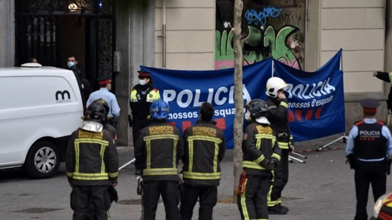 الشرطة ورجال الإطفاء يتجمعون خارج مبنى مهجور حيث اندلع حريق في وقتٍ مبكر بتاريخ 30 تشرين الثاني/نوفمبر 2021 في برشلونة.