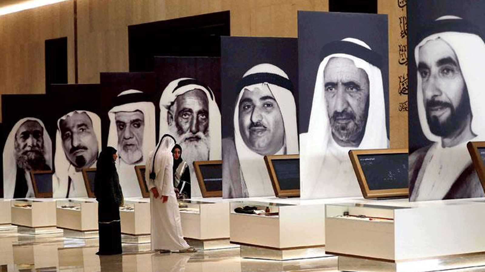 زوار يمشون أمام صور الآباء المؤسسين لدولة الإمارات العربية المتحدة في متحف الاتحاد بدبي، يوم 18 يناير