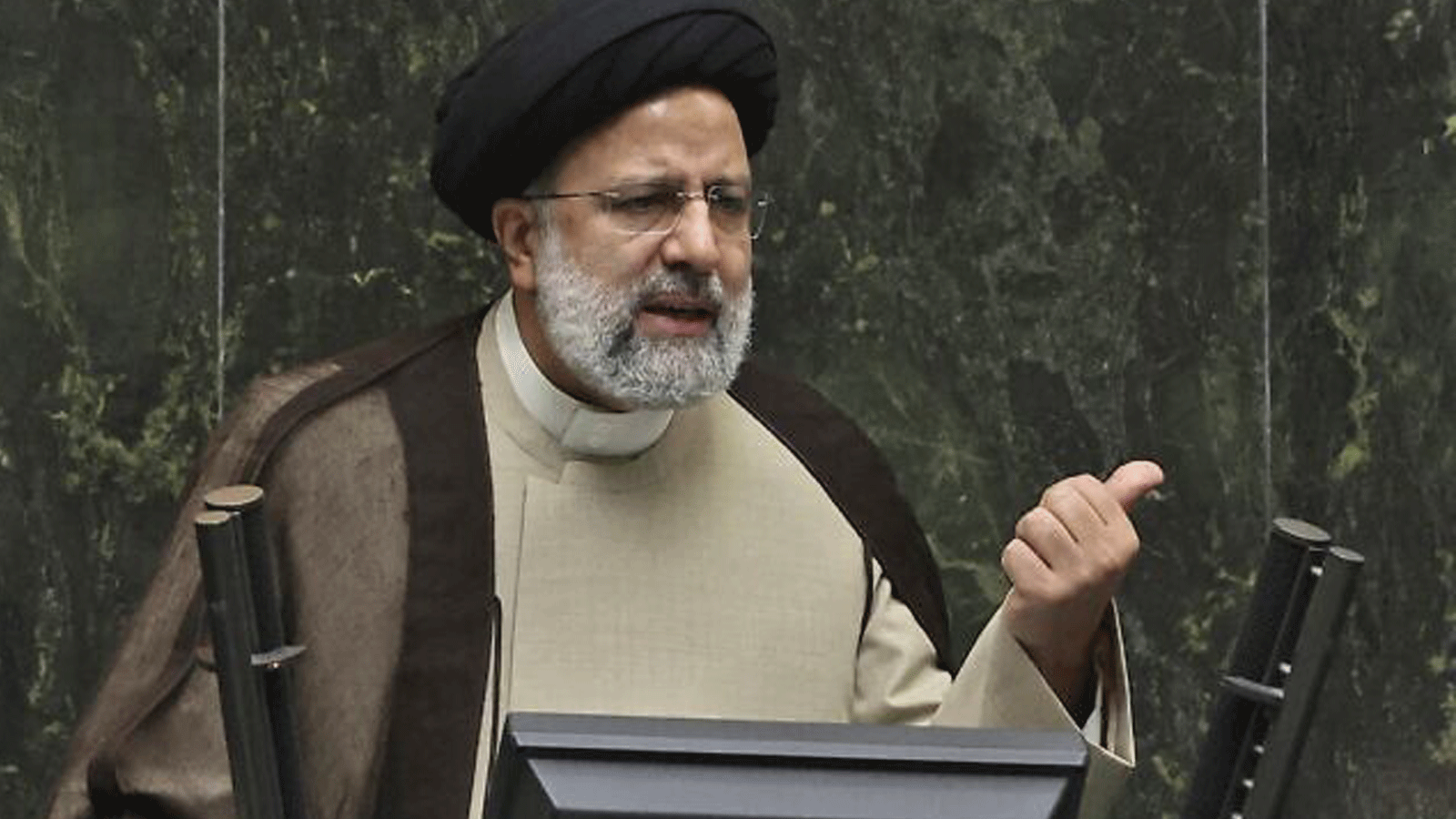 الرئيس الإيراني إبراهيم رئيسي يلقي كلمة أمام البرلمان في طهران في 16 تشرين الثاني/ نوفمبر 2021.