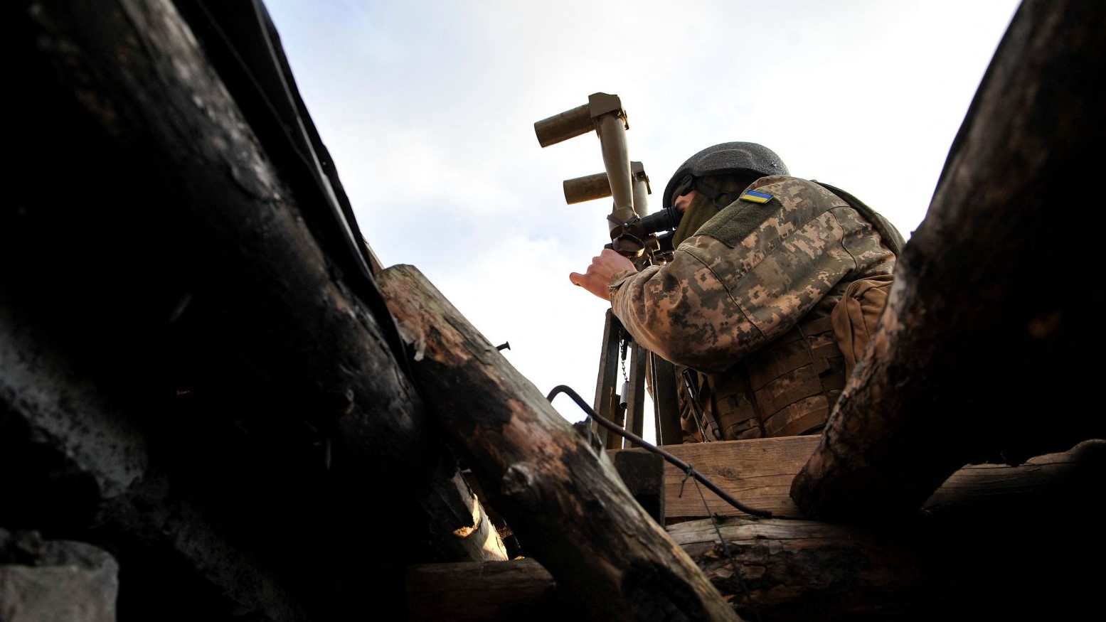 جندي أوكراني ينظر من خلال منظار في موقع على خط المواجهة مع الانفصاليين المدعومين من روسيا بالقرب من قرية تالاكيفكا في منطقة دونيتسك في أوكرانيا، 24 نوفمبر 2021