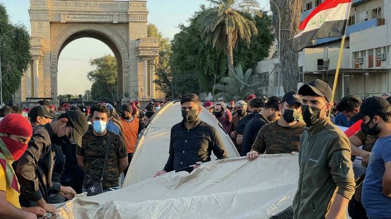 انصار للحشد الشعبي ينصبون خيمة خارج المنطقة الخضراء في بغداد في 12 نوفمبر 2021