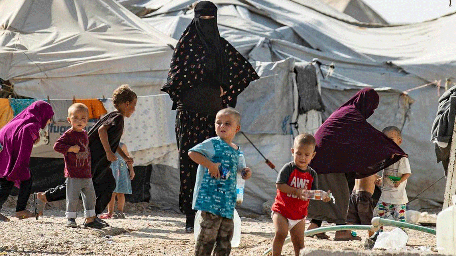 نساء يعتنين بالأطفال في مخيم الهول في سوريا