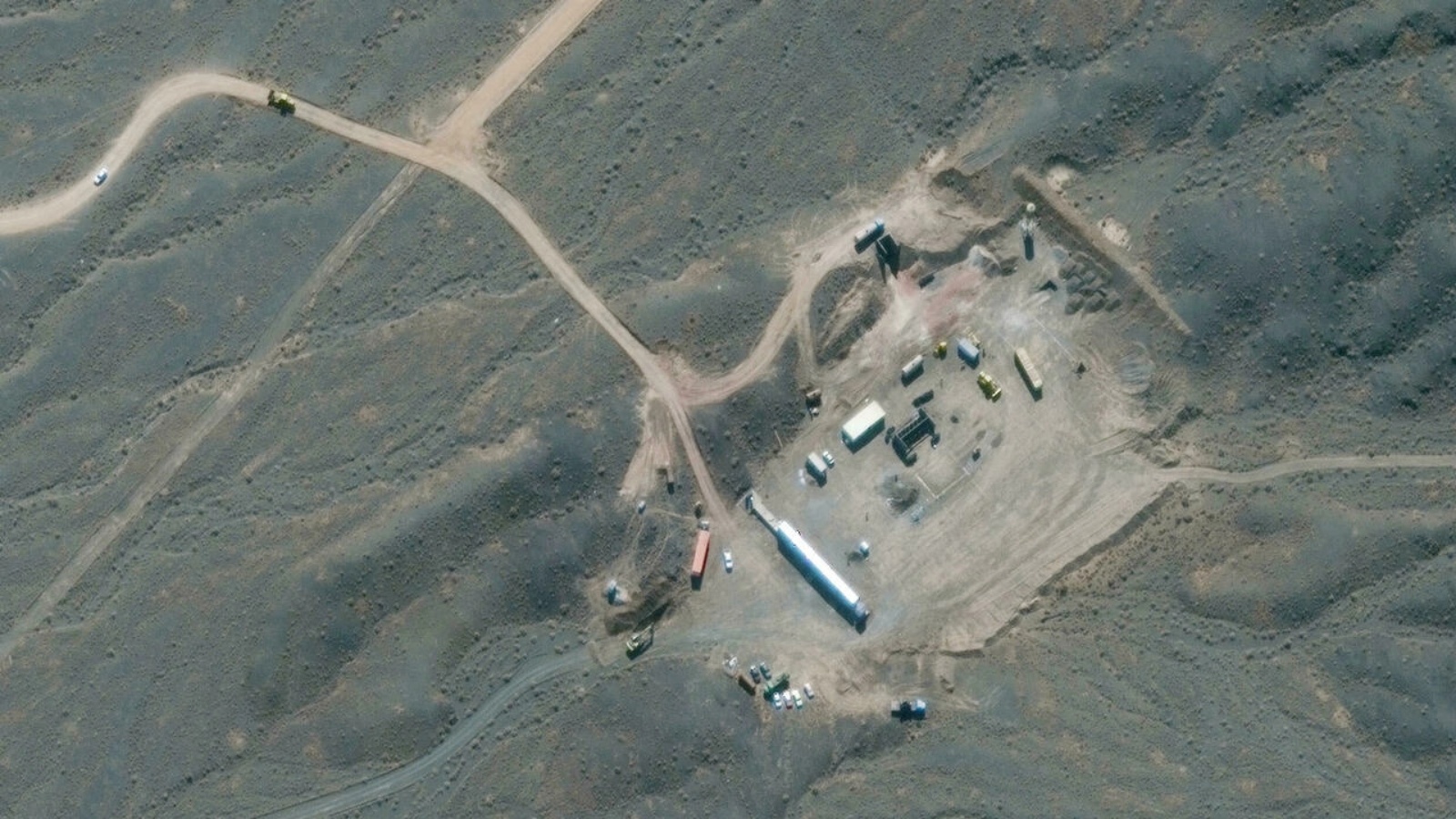 منشأة تخصيب اليورانيوم في إيران نطنز، تظهر هنا في صورة التقطت عبر الأقمار الصناعية لشهر كانون الثاني/يناير 2020، تقع إلى حد كبير تحت الأرض، وتحميها الخرسانة المسلحة المغطاة بالأرض.