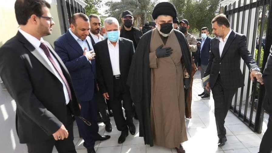 مقتدى الصدر لحظة دخوله منزل العامري الخميس للاجتماع بقادة الاطار الشيعي