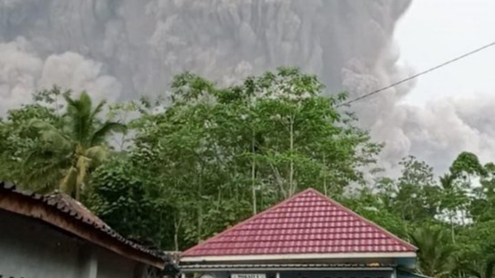 رماد وغازات كثيفة تغطي قرية كورا كيروبوكان في إندونيسيا بعد ثوران بركان سيميرو. السبت في 4 كانون الأول/ ديسمبر 2021 (الصورة من تويتر)