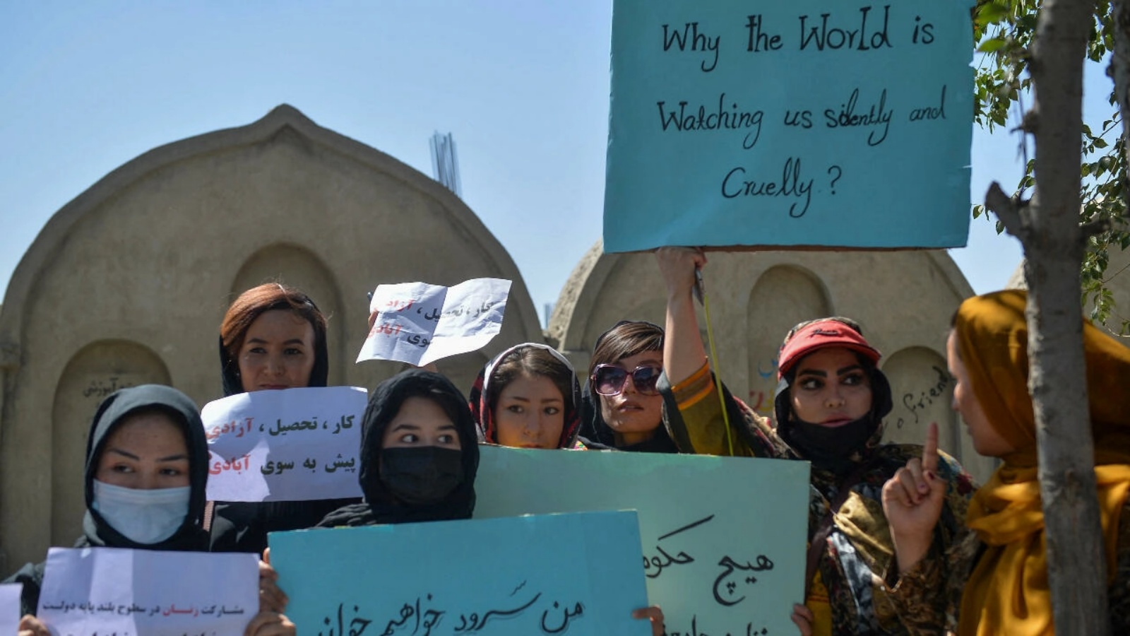 نساء أفغانيات يحملن لافتات أثناء مشاركتهن في مظاهرة مناهضة لباكستان في كابول. في 8 أيلول/سبتمبر 2021