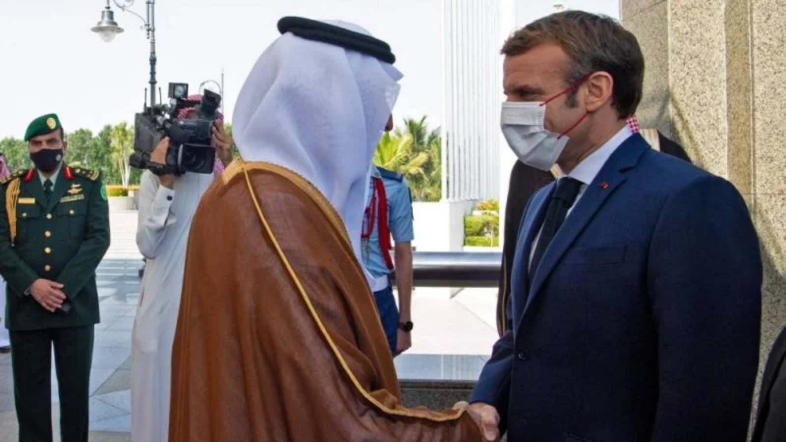 ولي العهد السعودي الأمير محمد بن سلمان يستقبل الرئيس الفرنسي إيمانويل ماكرون في جدة يوم السبت 4 كانون الأول/ ديسمبر 2021