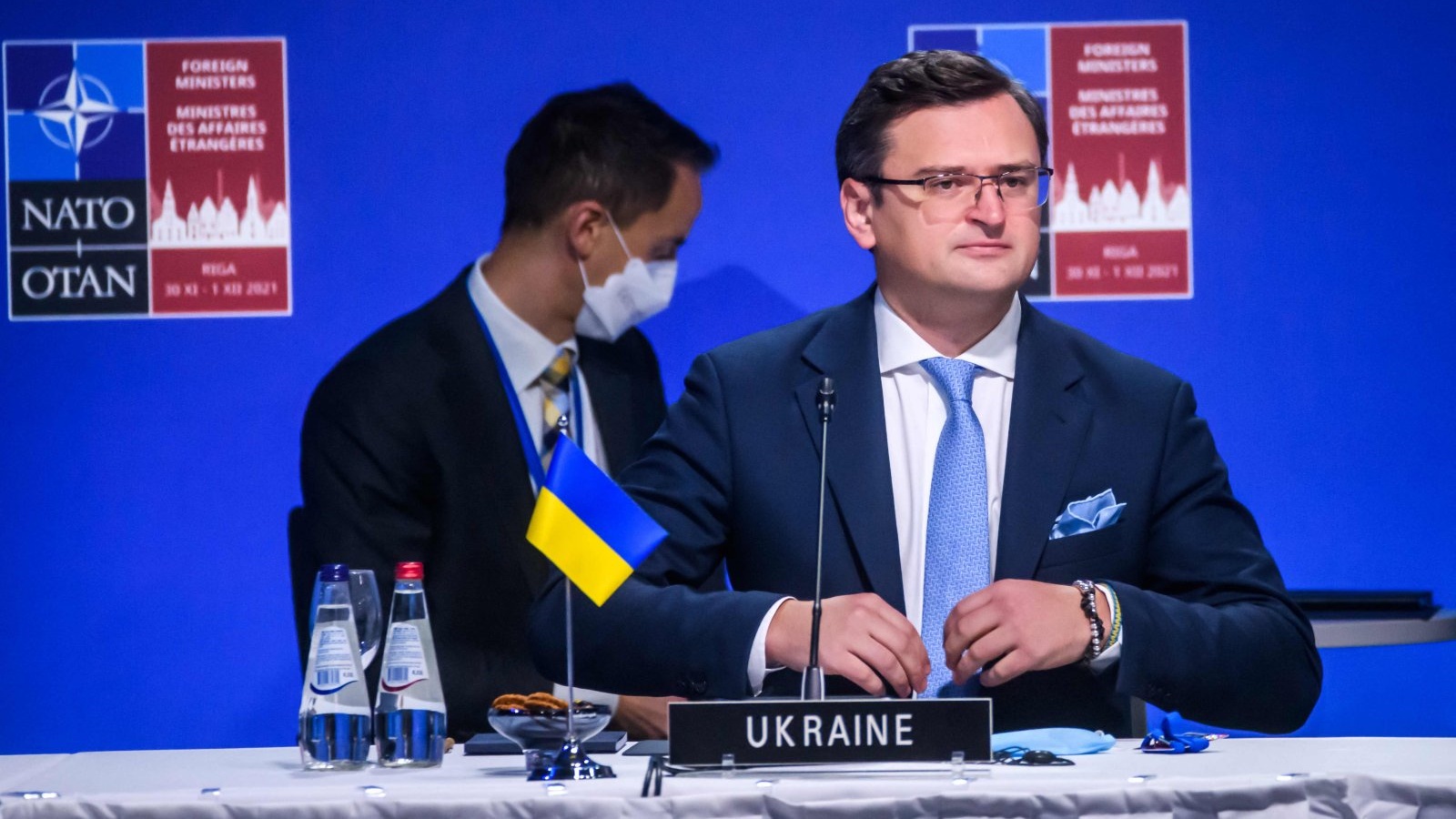وزير الخارجية الأوكراني دميترو كوليبا (إلى اليمين) يحضر جلسة اجتماع وزراء خارجية الناتو مع جورجيا وأوكرانيا في 1 كانون الأول/ديسمبر 2021 في ريغا، لاتفيا