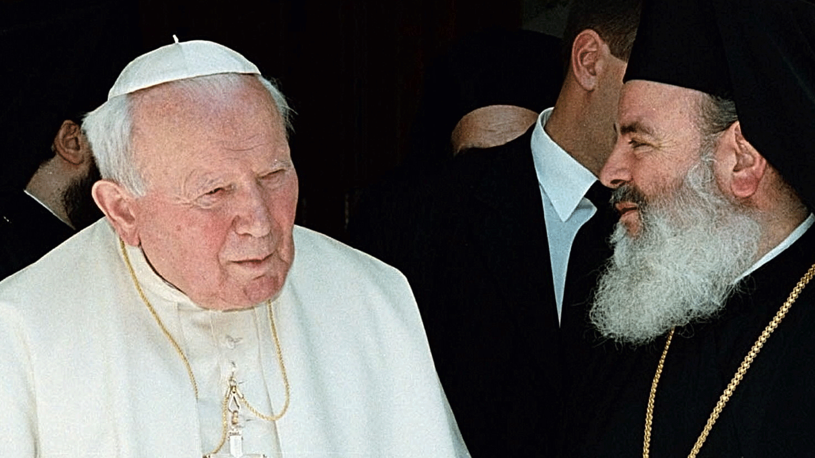 البابا يوحنا بولس الثاني يتحدث مع رئيس أساقفة أثينا وكل اليونان، كريستودولوس (على اليمين) خلال اجتماعهما في أثينا. 4 أيار/مايو 2001