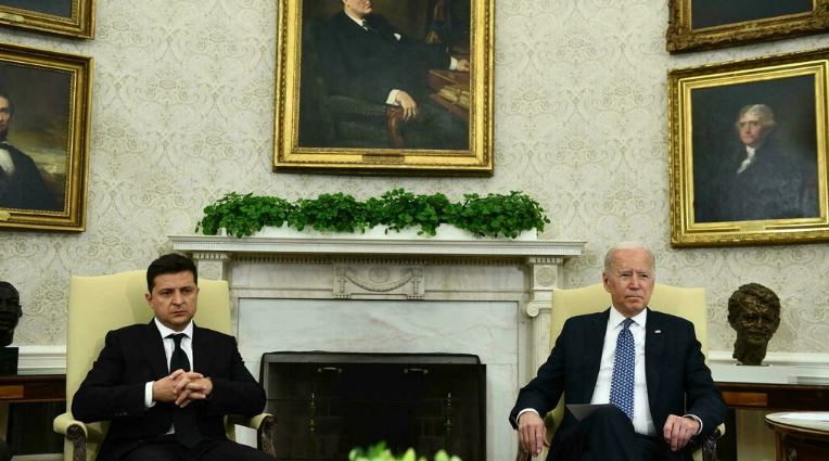 صورة مؤرخة في الأول من أيلول/سبتمبر 2021 للرئيس الأميركي جو بايدن (إلى اليمين) ونظيره الأوكراني فولودومير زيلنسكي في البيت الأبيض