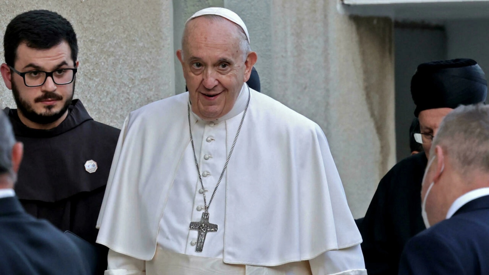 البابا فرانسيس يصل إلى كاتدرائية سيدة النعمة المارونية في نيقوسيا في محطته الأولى بعد وصوله إلى قبرص في 2 كانون الأول/ديسمبر 2021