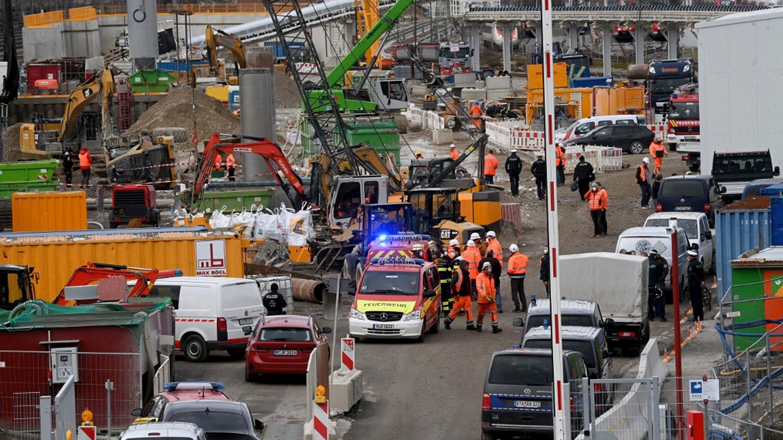 فرق الإطفاء ورجال الشرطة يعملون في موقع انفجار قنبلة بالقرب من محطة السكك الحديدية الرئيسية في ميونيخ، جنوب ألمانيا. 1 كانون الأول/ديسمبر 2021