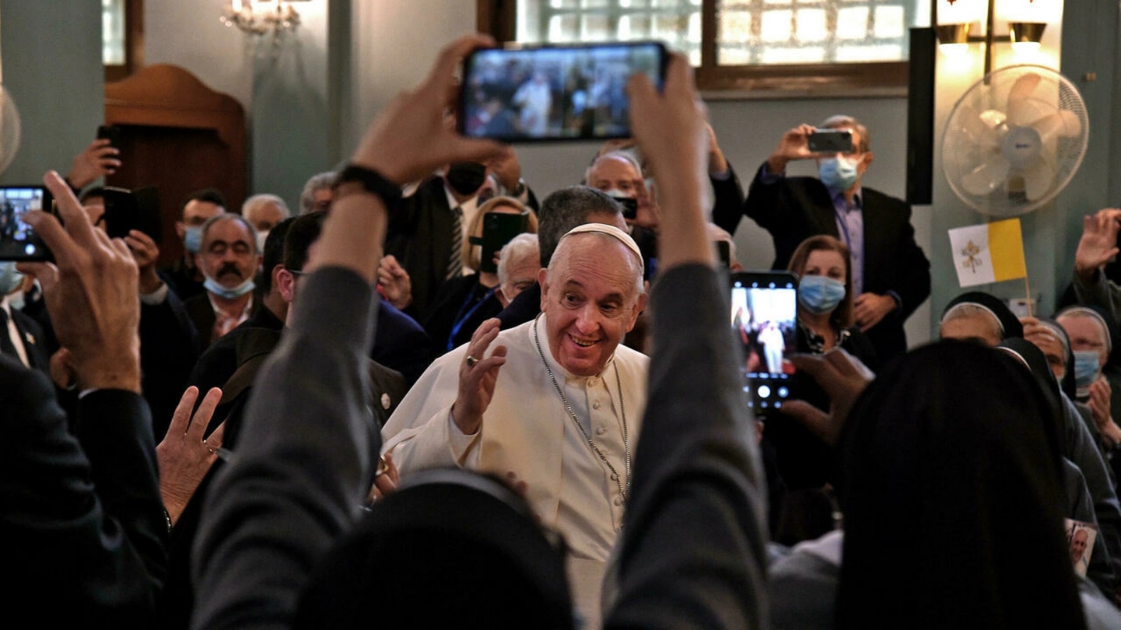 البابا فرنسيس بين حشد من المؤمنين في قبرص. في 3 كانون الأول/ديسمبر 2021