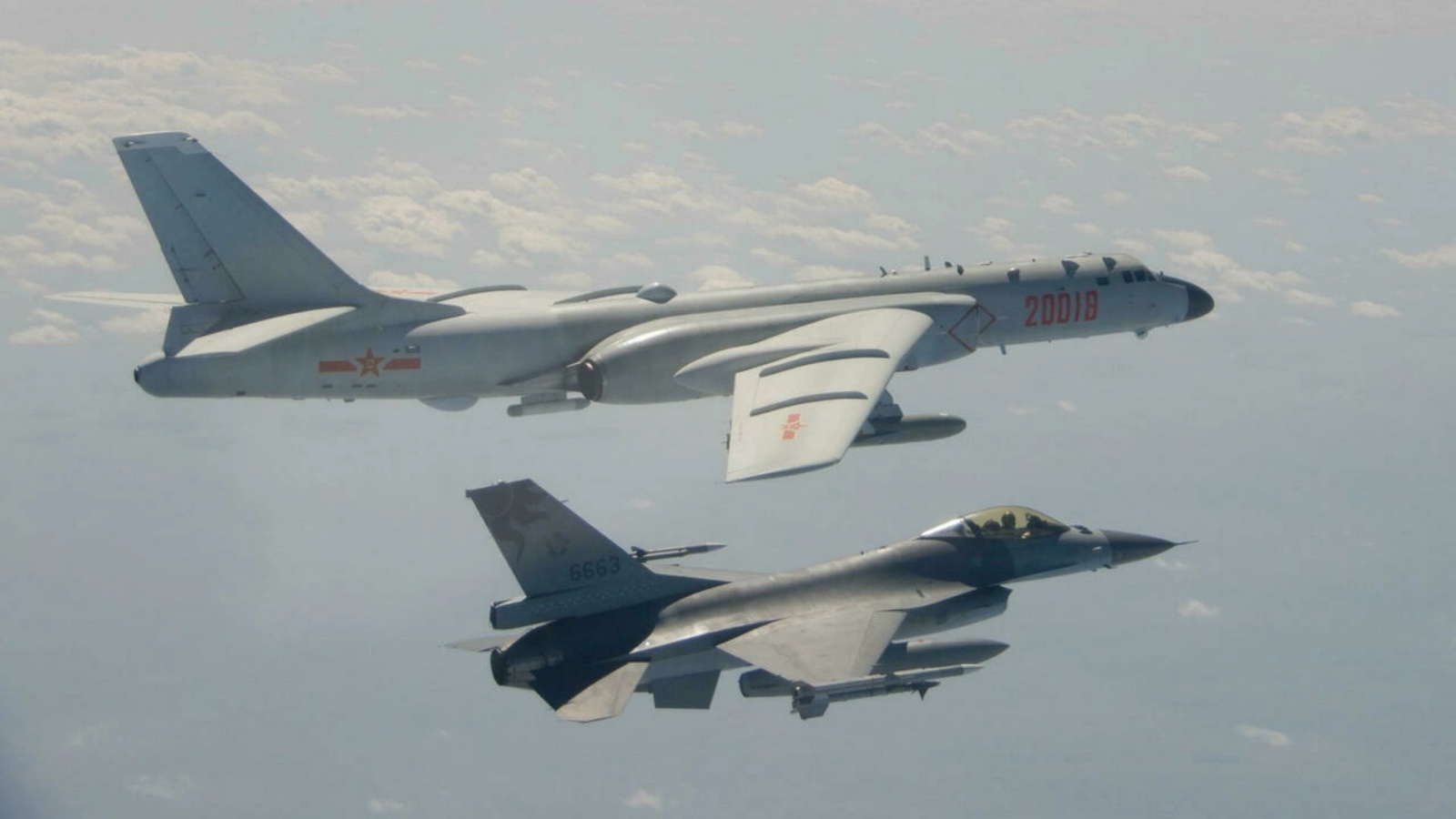 طائرة مقاتلة تايوانية من طراز F-16 تحلق بجوار قاذفة صينية من طراز H-6 (أعلى) في المجال الجوي لتايوان (توضيحية)