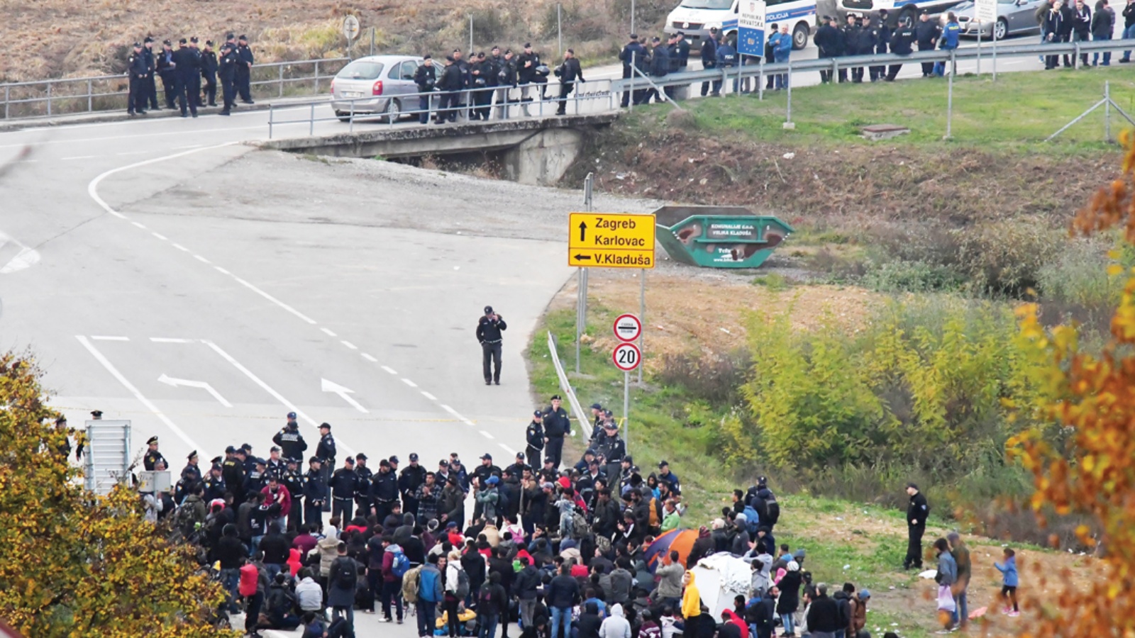 مهاجرون بالقرب من معبر حدودي بين البوسنة وكرواتيا.