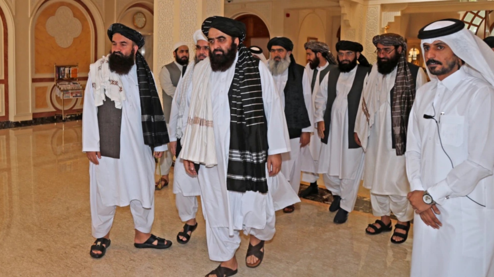 وصول أعضاء وفد من طالبان لعقد اجتماع مع دبلوماسيين أجانب في الدوحة ، قطر.