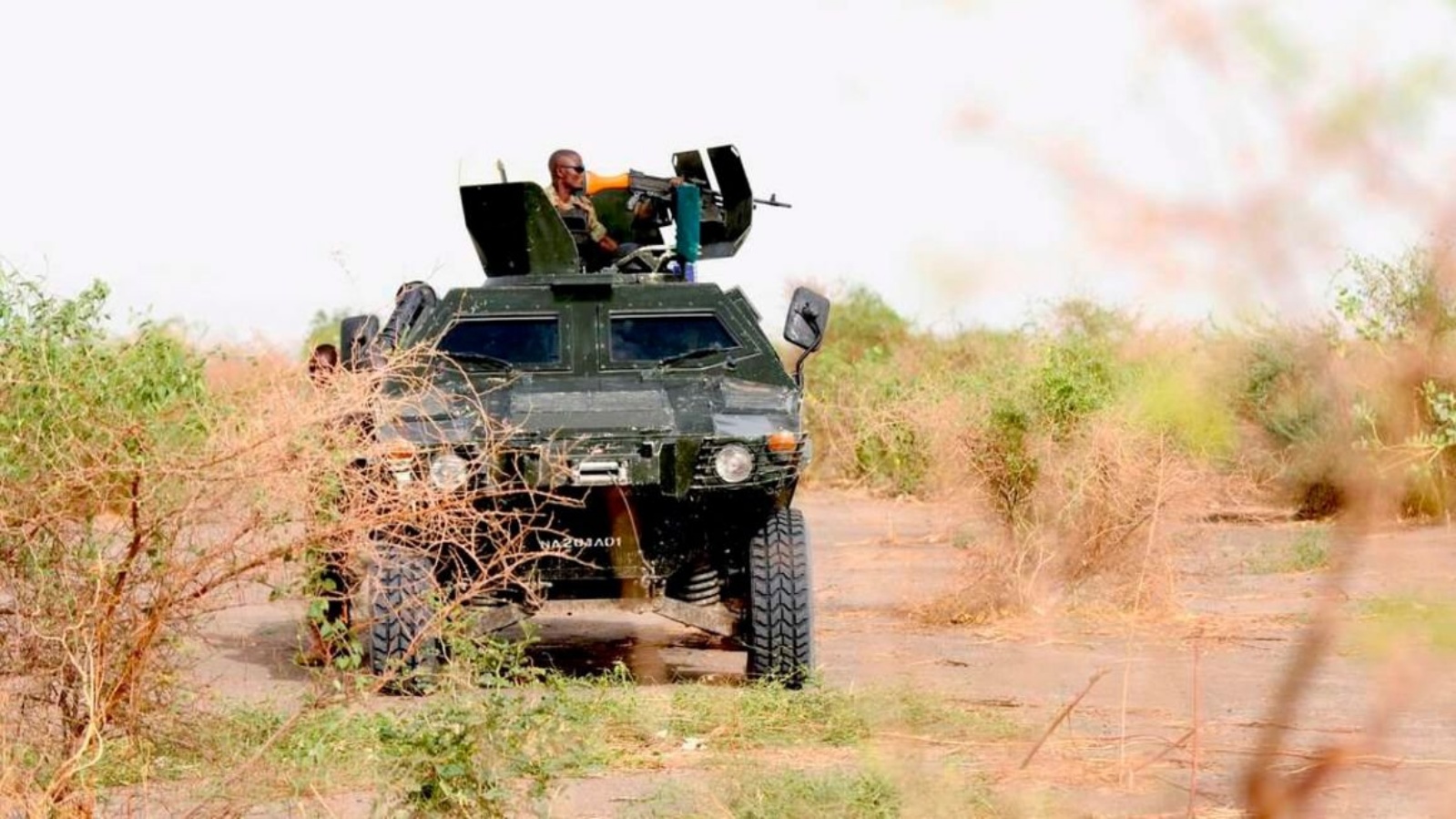 جنود نيجيريون يقومون بدورية في شمال ولاية بورنو بالقرب من معسكر سابق لجماعة بوكو حرام الإسلامية المتطرفة بالقرب من مايدوجوري