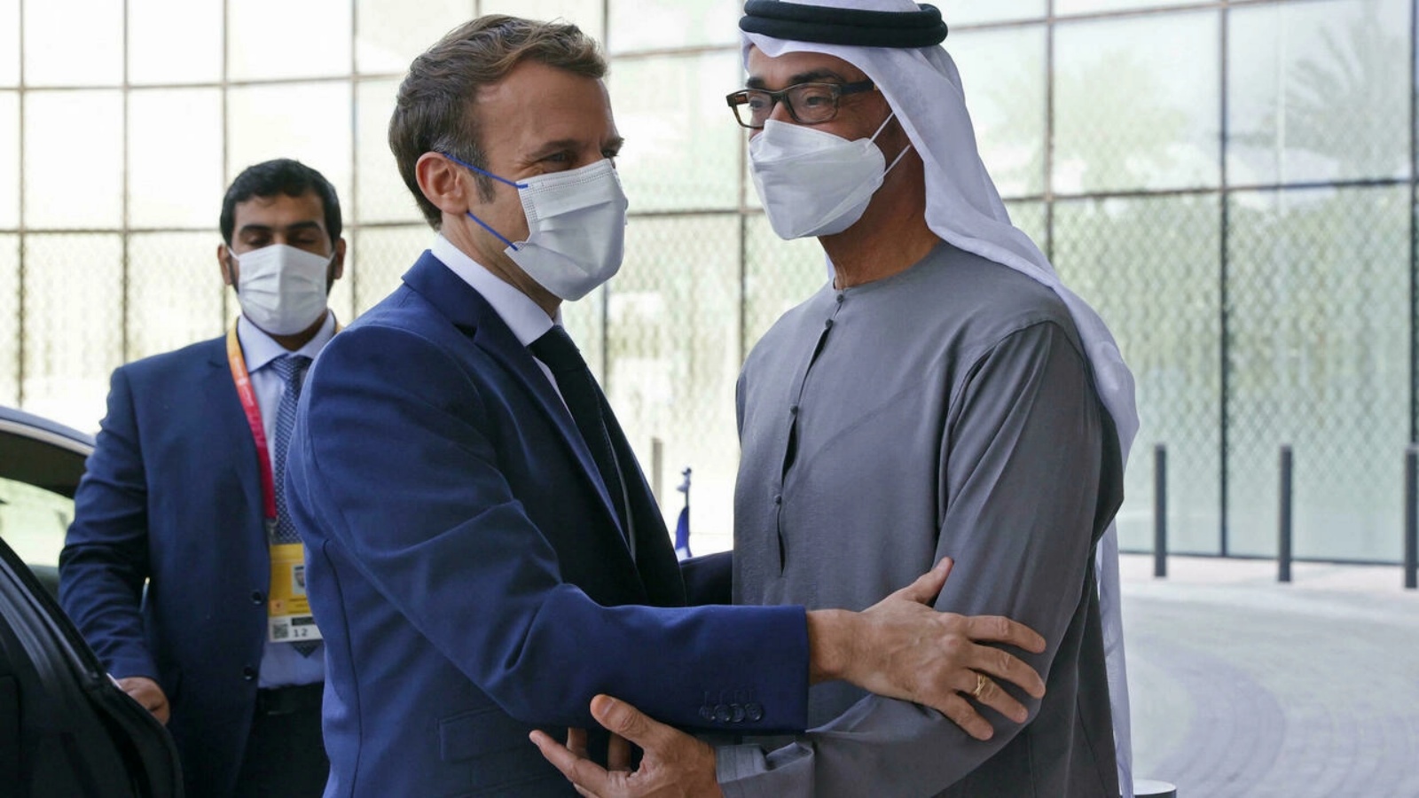 الرئيس الفرنسي إيمانويل ماكرون (إلى اليسار) يستقبله ولي عهد أبوظبي محمد بن زايد آل نهيان في معرض دبي إكسبو في اليوم الأول من رحلة ماكرون الخليجية. في 3 كانون الأول/ديسمبر 2021.