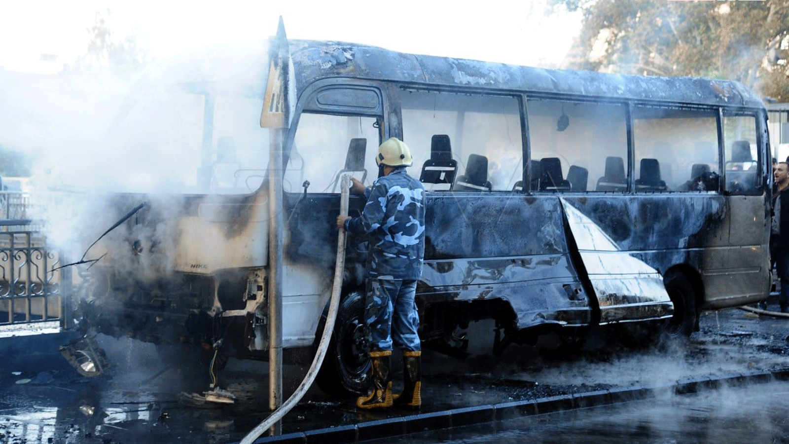صورة لحافلة مشتعلة من تفجير سابق(سانا)