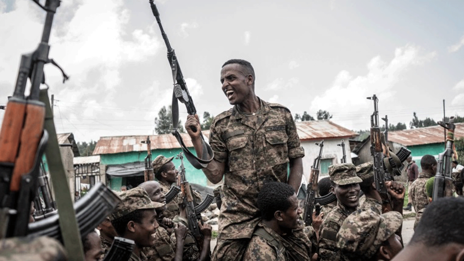 جندي من قوات الدفاع الوطني الإثيوبية (ENDF) يحتفل بعد إنهاء تدريبه في حقل دابات، على بعد 70 كيلومترًا شمال شرق مدينة جوندار، إثيوبيا، في 14 أيلول/ سبتمبر 2021.