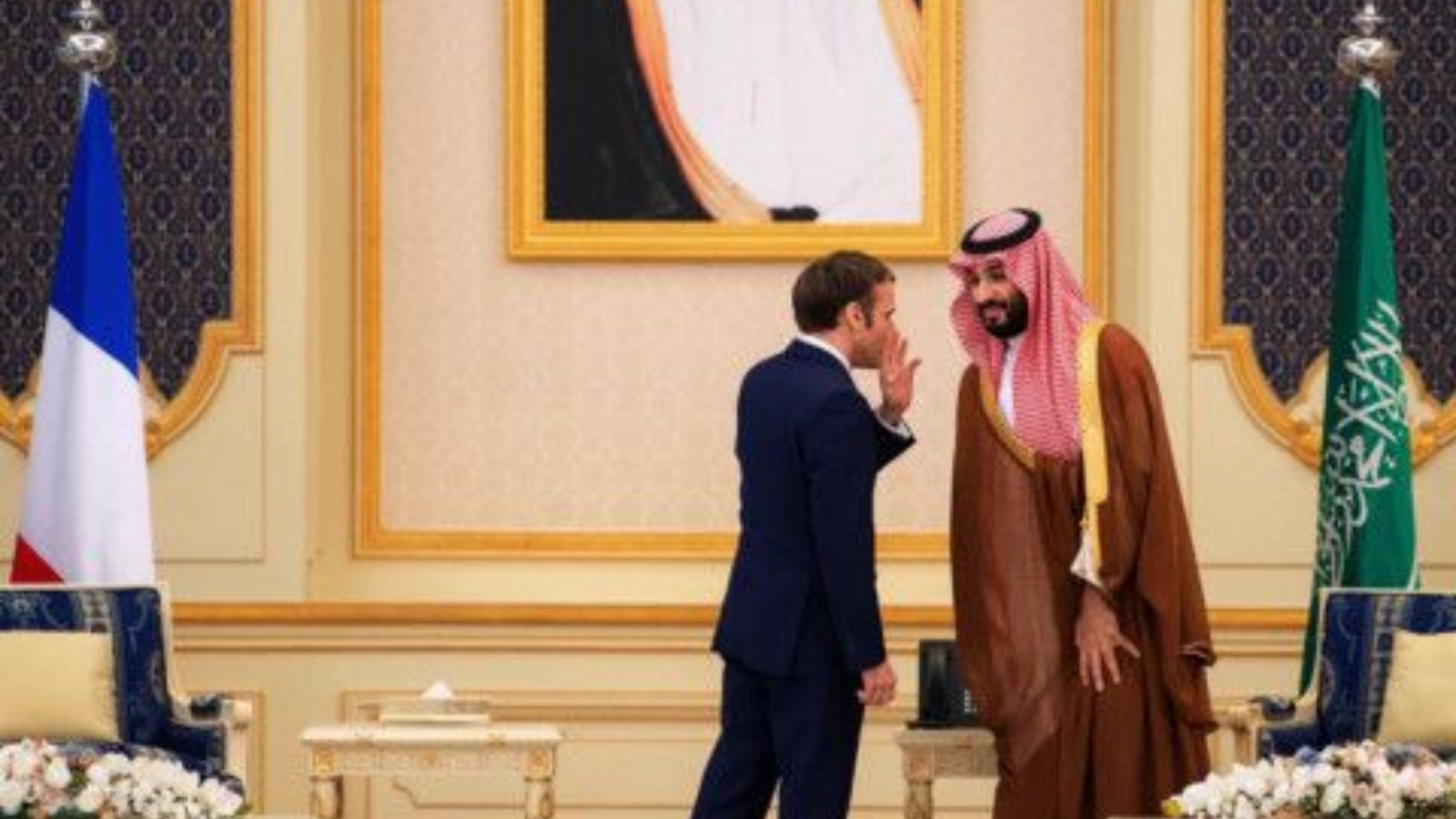 ولي العهد السعودي الأمير محمد بن سلمان يستقبل الرئيس الفرنسي إيمانويل ماكرون في جدة يوم السبت 4 كانون الأول/ ديسمبر 2021