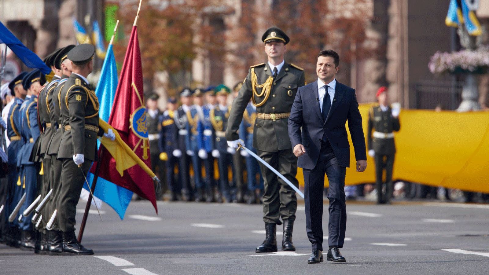 الرئيس الأوكراني فولوديمير زيلينسكي يسير خلال العرض العسكري لعيد الاستقلال في كييف، أوكرانيا. 24 آب/أغسطس 2021.