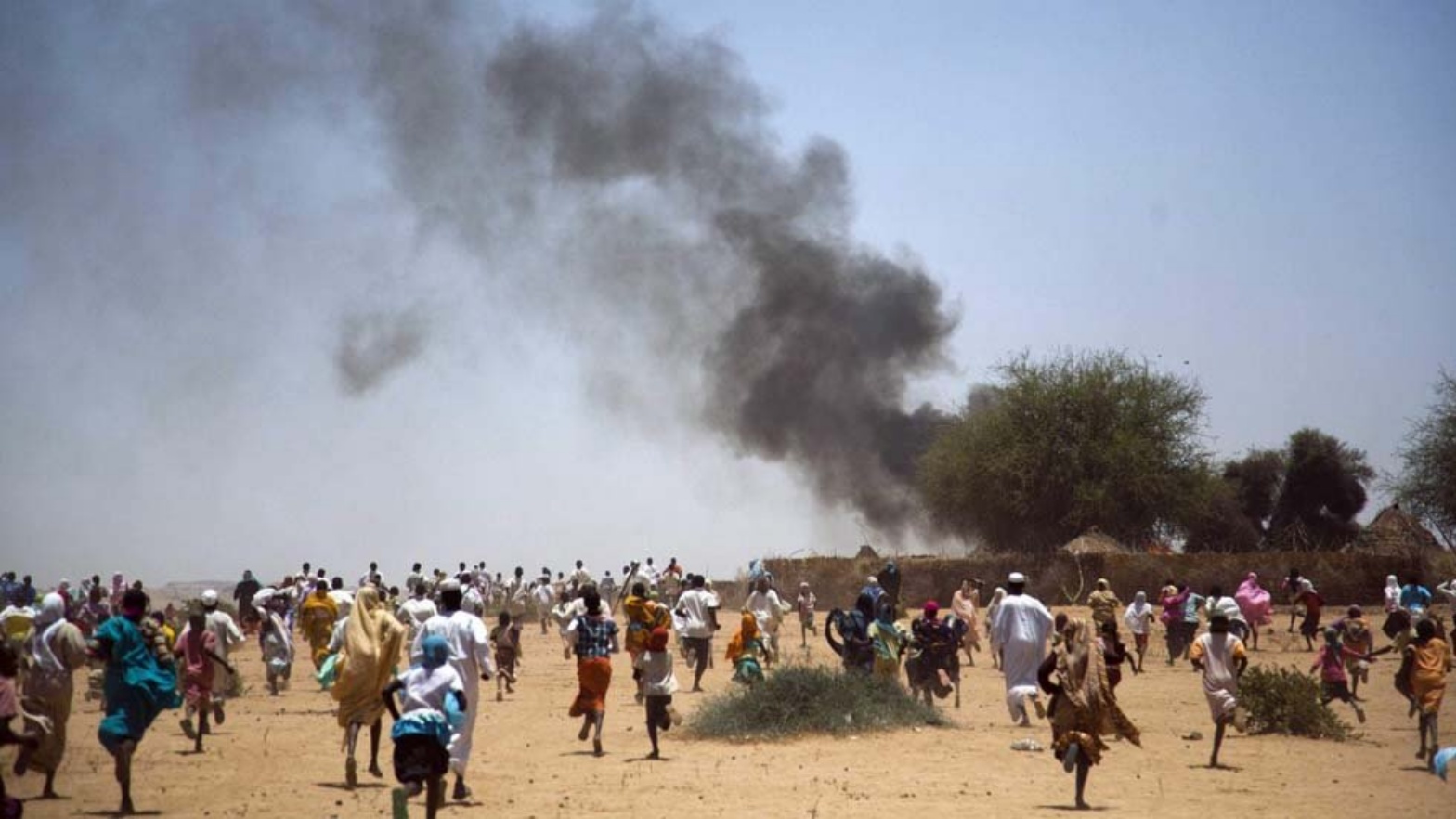 أشخاص يهربون جرّاء الاشتباكات القبلية وإحراق القرى التي اندلعت في غرب دارفور، السودان. الخميس 9 كانون الأول/ديسمبر 2021