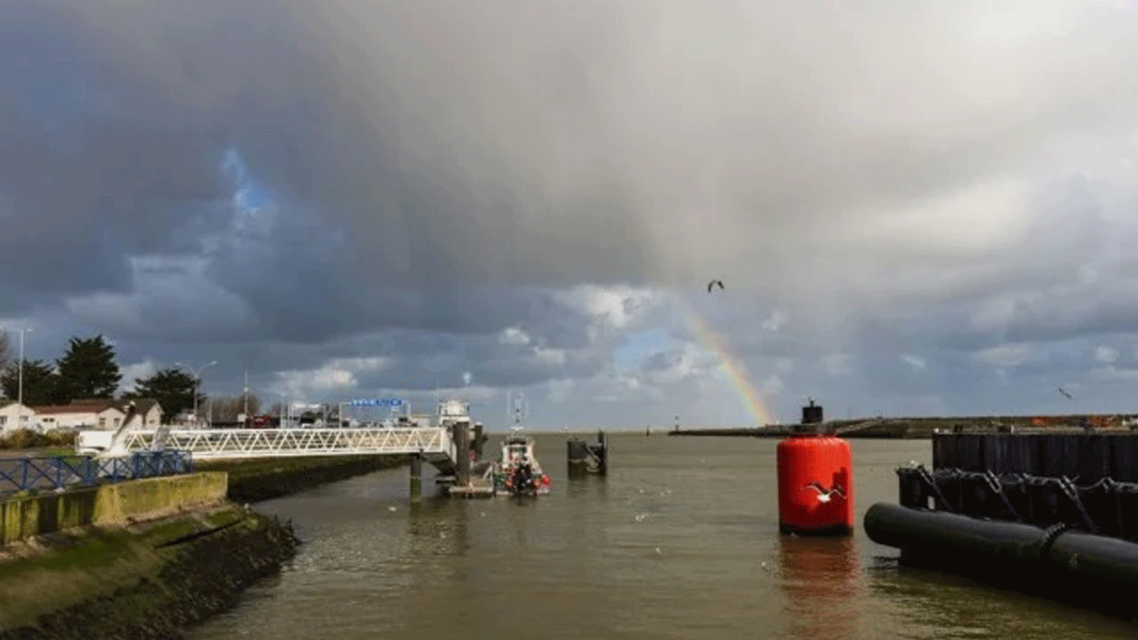 ميناء أوسترهام، شمال غرب فرنسا، حيث منعت قوارب الصيد الفرنسية الوصول إلى العبّارات الشهر الماضي احتجاجًا على ترتيبات ما بعد خروج بريطانيا من الاتحاد الأوروبي