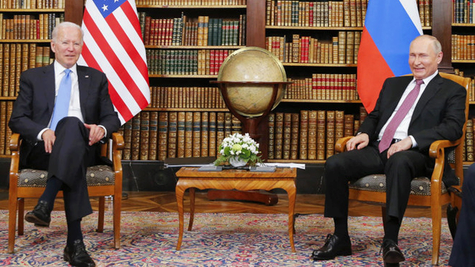 الرئيس الأمريكي جو بايدن (إلى اليسار) يلتقي بالرئيس الروسي فالديمير بوتين في 'Villa la Grange' في جنيف في 16 حزيران/يونيو 2021.