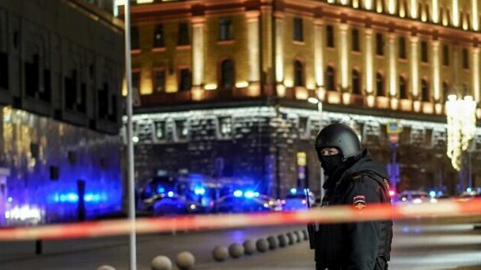 شرطي روسي يقف حارساً في شارع بجوار مقر جهاز الأمن الفيدرالي في موسكو. 19 كانون الأول/ديسمبر 2019.