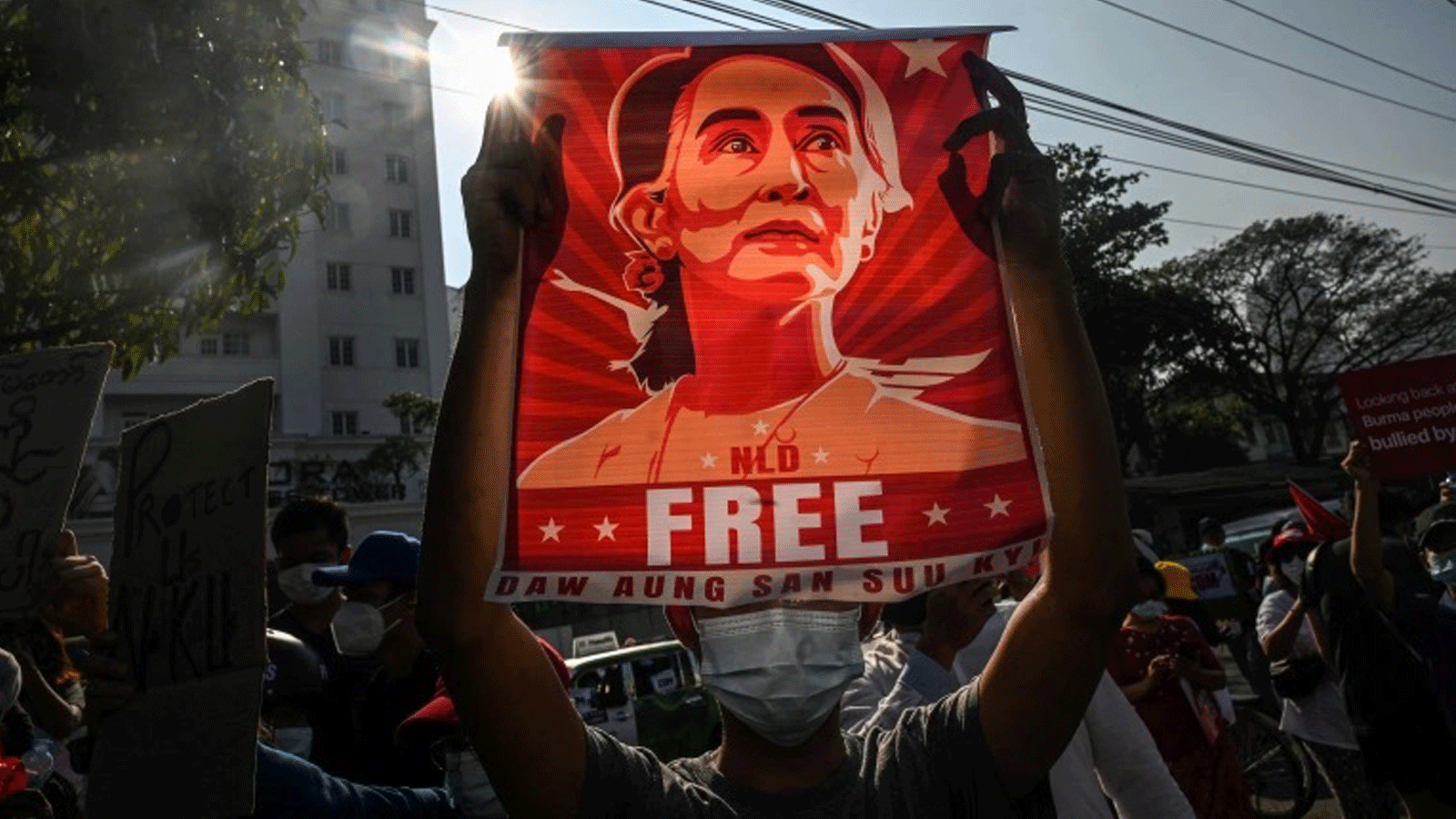 حُكم على أونغ سان سو كي بالسجن لمدة أربع سنوات بتهمة التحريض وخرق قيود فيروس كورونا في قضية وصفها أنصارها بأنها ذات دوافع سياسية