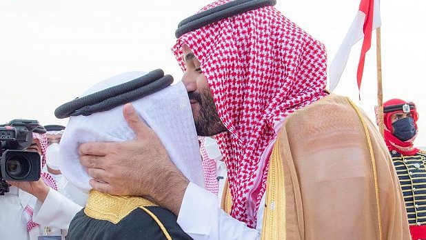 ولي العهد السعودي الأمير محمد بن سلمان يطبع قبلة على جبين ملك البحرين حمد بن عيسى آل خليفة
