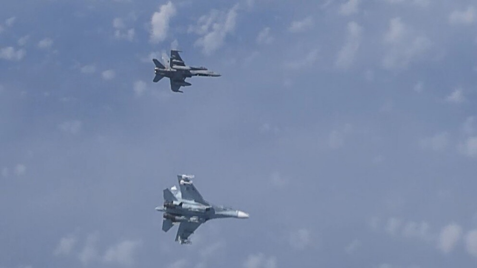 طائرة تابعة للناتو من طراز F-18 (أعلاه) وطائرة روسية من طراز Su-27 فوق بحر البلطيق. (أرشيفية للتوضيح: TASS)