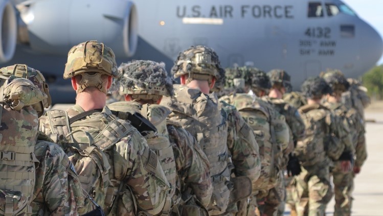جنود المظلات بالجيش الأمريكي المعينون في الكتيبة الثانية ، فوج مشاة المظلات رقم 504 ، فريق اللواء القتالي الأول ، الفرقة 82 المحمولة جواً ، ينتشرون من مطار البابا للجيش بولاية نورث كارولينا في 1 يناير 2020