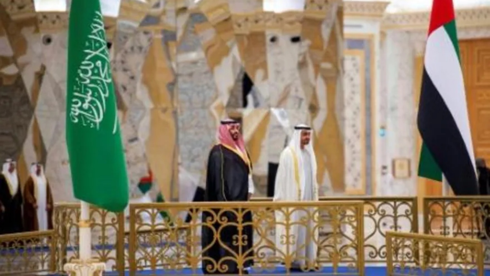 ولي عهد أبوظبي الشيخ محمد بن زايد آل نهيان وولي عهد السعودية الأمير محمد بن سلمان خلال مراسم استقبال في أبوظبي. في 7 كانون الأول/ديسمبر 2021