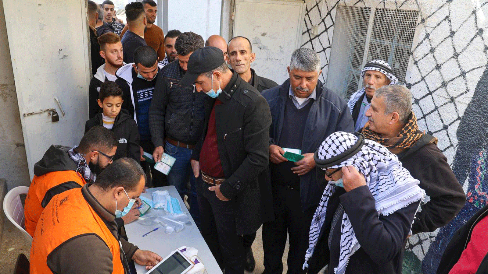 فلسطينيون خارج مركز اقتراع في بيت دجن شرقي نابلس بالضفة الغربية المحتلة، 12 كانون الأول/ديسمبر 2021