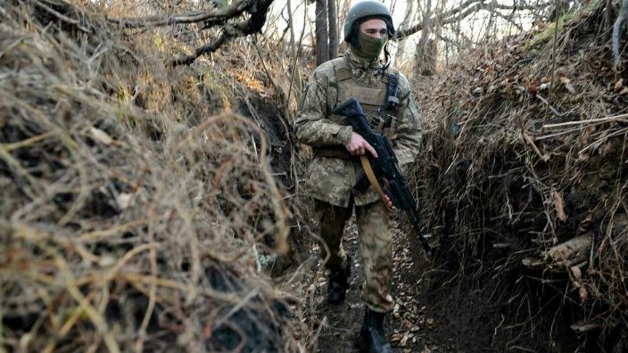 جندي أوكراني في خندق حفره الجيش الأوكراني على الحدود مع روسيا