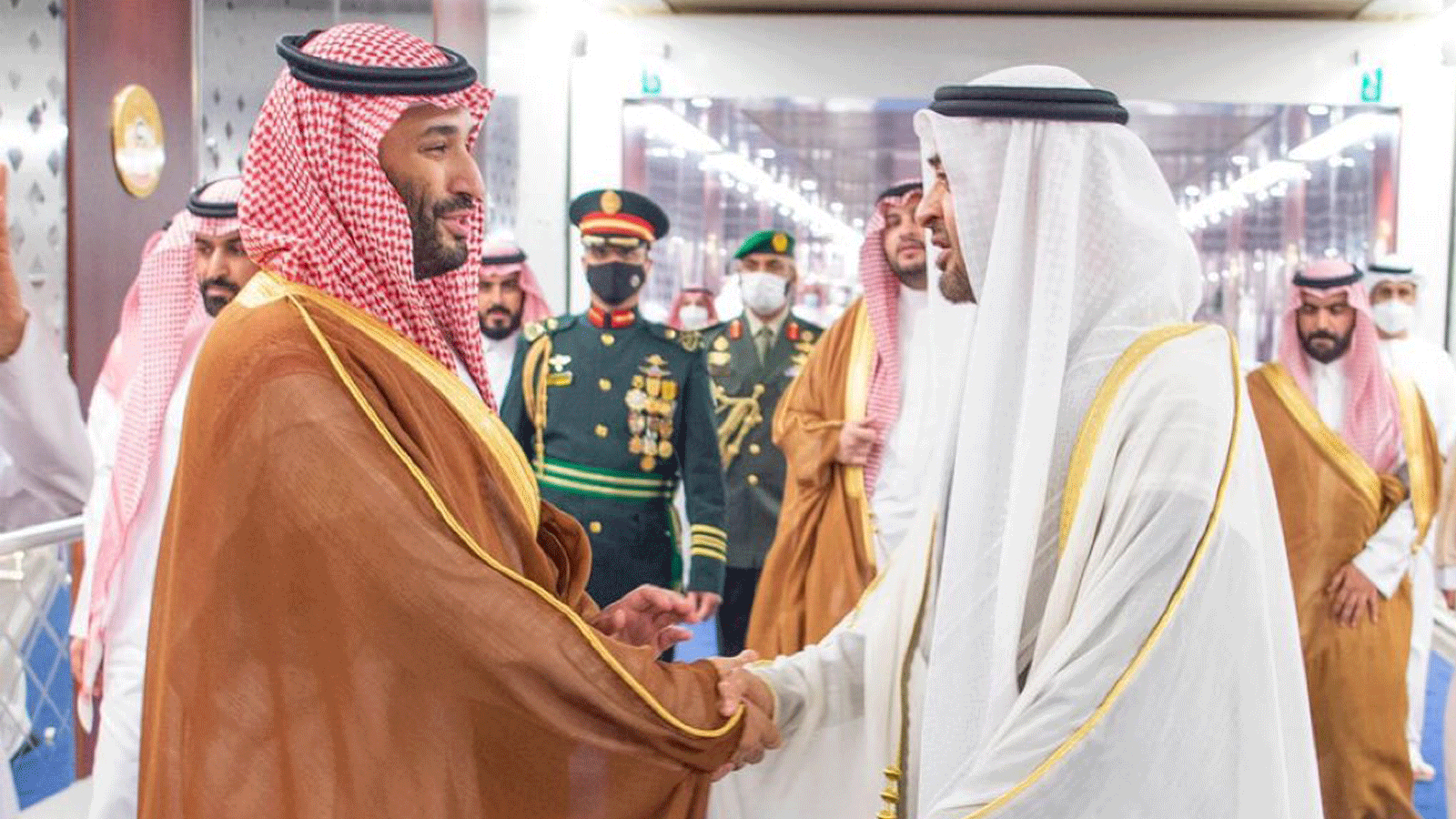 ولي عهد ابو ظبي يودع ولي عهد السعودية في العاصمة الإماراتية قبيل مغادرته للبلاد