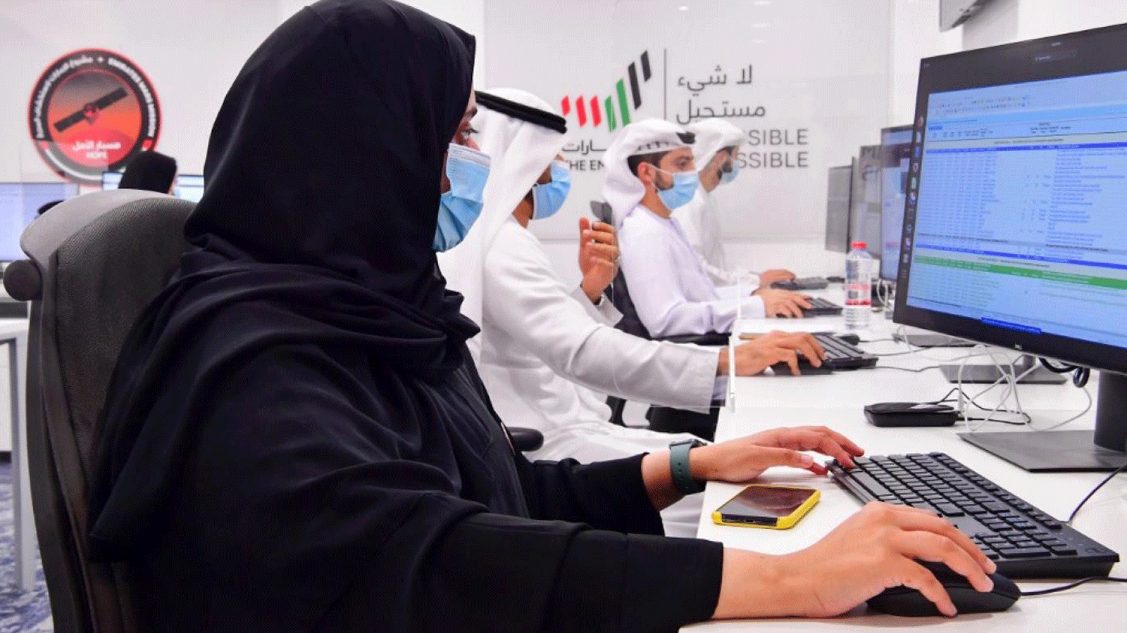 مواطنون إماراتيون يعملون في مركز محمد بن راشد للفضاء في دبي.19 تموز/ يوليو 2021
