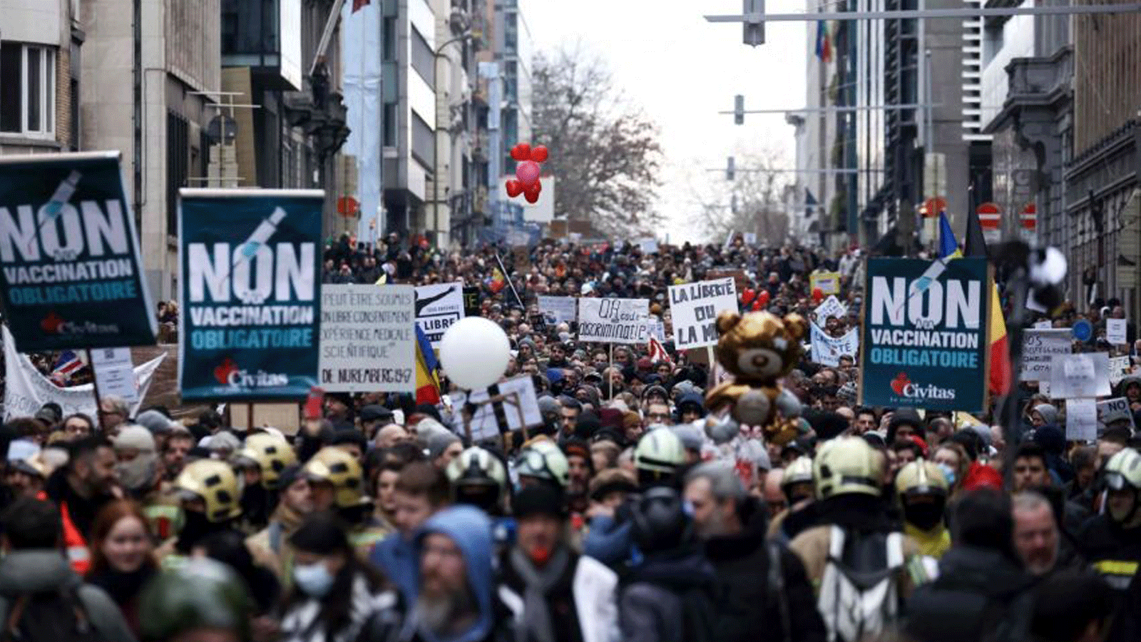 المتظاهرون يسيرون ضد إجراءات الحكومة البلجيكية Covid-19 والتطعيم الإلزامي في بروكسل. في 5 كانون الأول/ديسمبر 2021