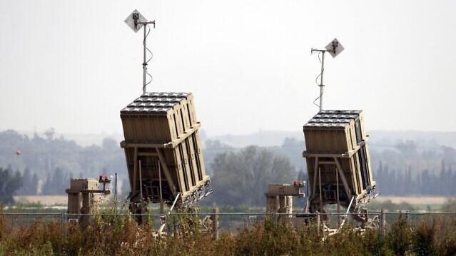 منظومة القبة الحديدية للدفاع الصاروخي في مدينة سديروت جنوب إسرائيل في 24 أبريل 2021