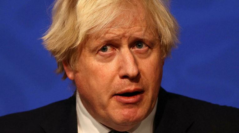 رئيس الوزراء البريطاني بوريس جونسون يعقد مؤتمرًا صحافيًا للتطرق إلى أحدث تطورات جائحة كوفيد-19 في داونينغ ستريت في لندن في 8 كانون الأول/ديسمبر 2021 