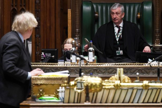رئيس مجلس العموم يستمع لرئيس الوزراء جونسون خلال احدى الجلسات