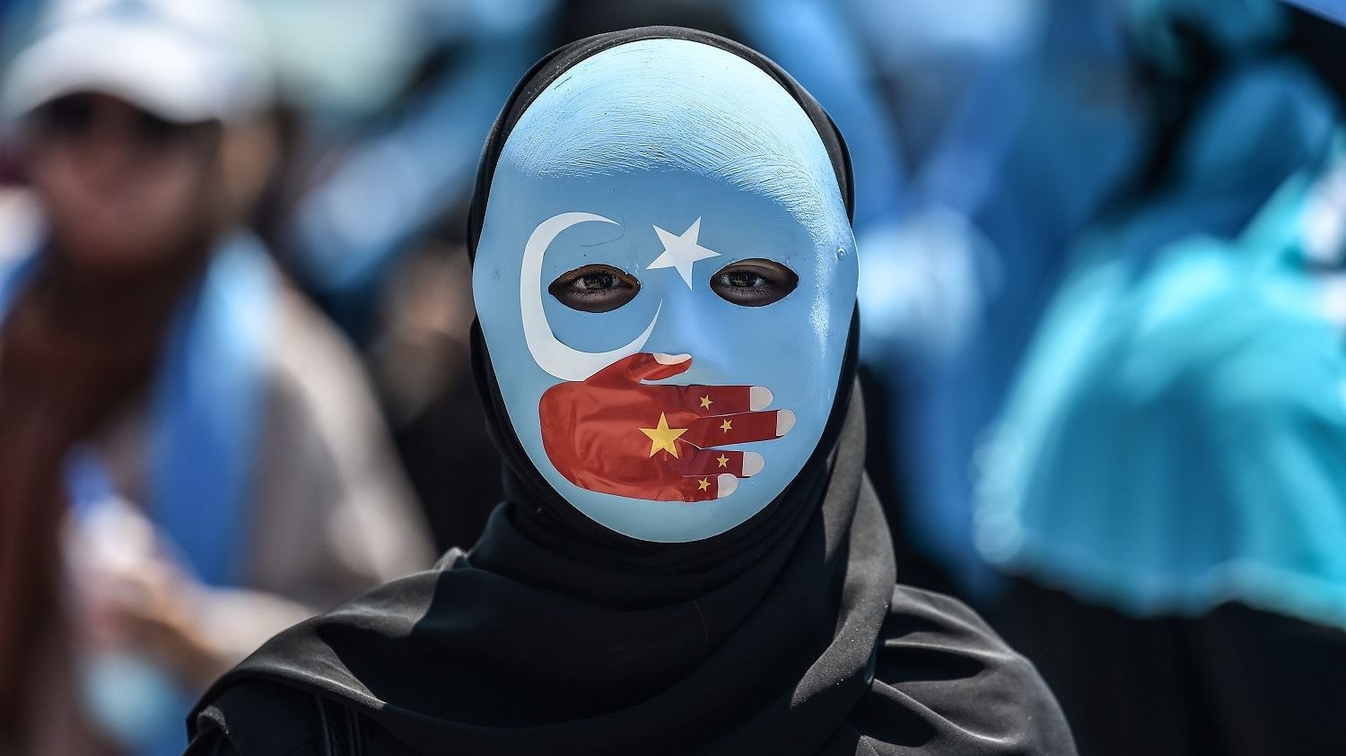 متظاهرة مسلمة من الإيغور في الصين