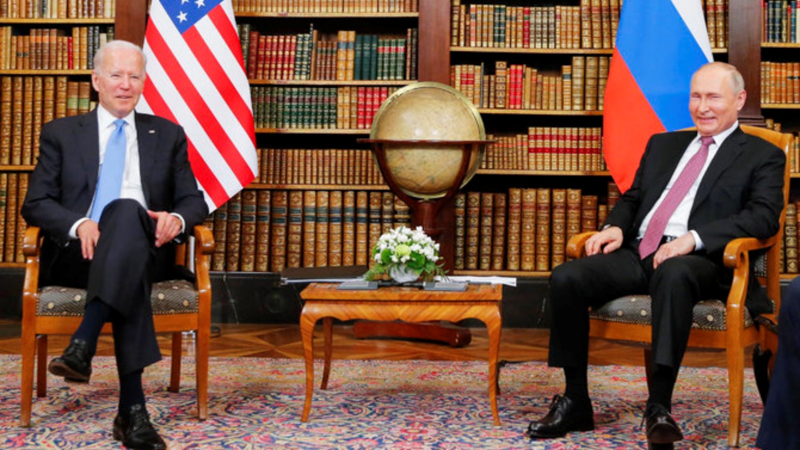 الرئيس الأميركي جو بايدن (إلى اليسار) يلتقي بالرئيس الروسي فالديمير بوتين في 'Villa la Grange' في جنيف في 16 حزيران/يونيو 2021.