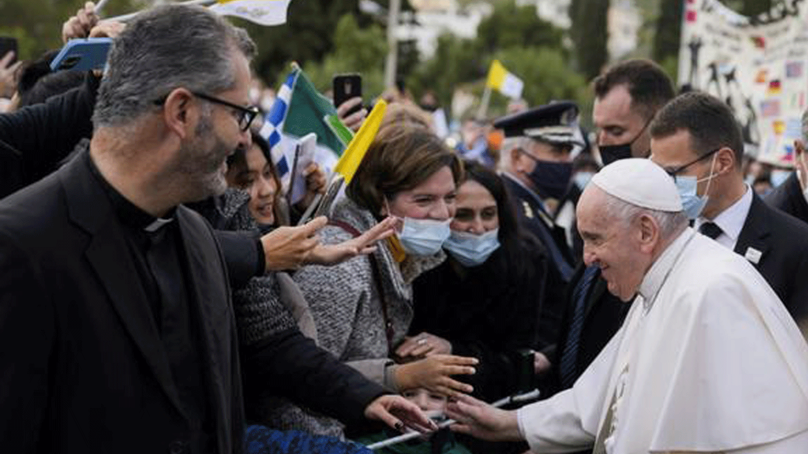 البابا ينهي زيارته إلى اليونان مودعاً المؤمنين واللاجئين