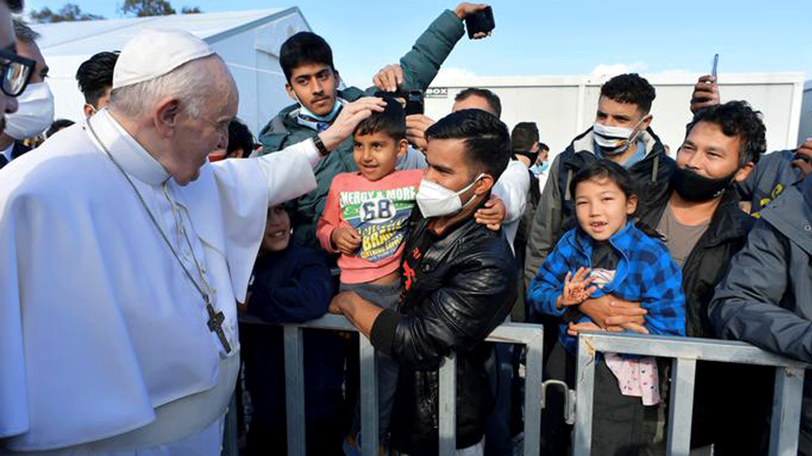 البابا فرانسيس يلتقي بالمهاجرين في مخيم ليسبوس في زيارته الجديدة بعد ست سنوات من رحلته الأولى، في ذروة أزمة المهاجرين