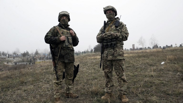 جنديان أوكرانيان في صورة أرشيفية